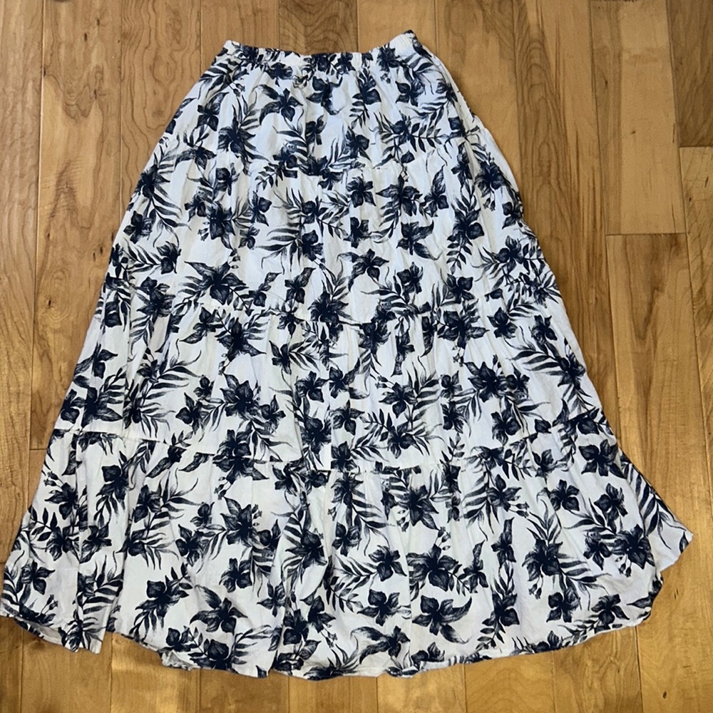 ALTAR’D STATE floral navy blue and white maxi skirt | size M